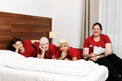 Quelle: Erzbischöfliches Seelsorgeamt Freiburg - Bildungshäuser und Familienferienstätten Bild vom Zimmerserviceteam im Bildungshaus St. Bernhard