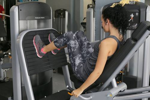 Quelle: pixabay.de Frau beim Gerätetraining in einem Fitnessstudio