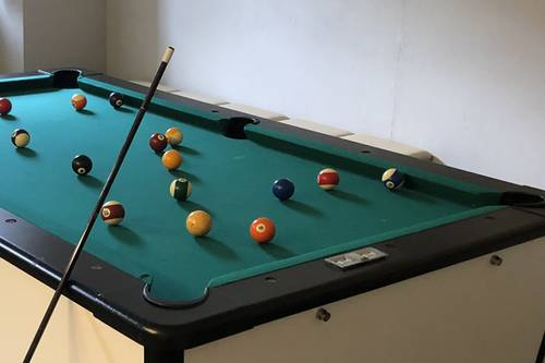 Ansicht des Billardtisches mit Kugeln und Kö im Bildungshaus St. Bernhard