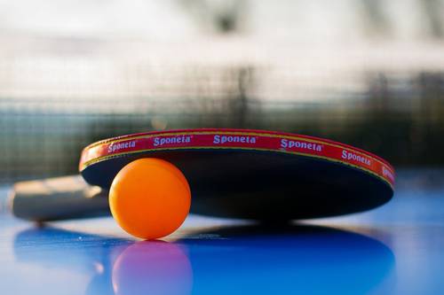 Tischtennisschläger und Ball