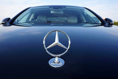 Frontansicht eines schwarzen Mercedes-Benz