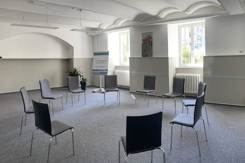 Quelle: Erzbischöfliches Seelsorgeamt Freiburg - Bildungshäuser und Familienferienstätten Ansicht vom Tagungsraum Quarta mit Stuhlkreis im Bildungshaus St. Bernhard