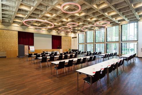 Quelle: Erzbischöfliches Seelsorgeamt Freiburg - Bildungshäuser und Familienferienstätten Bild von der Aula im Bildungshaus St. Bernhard