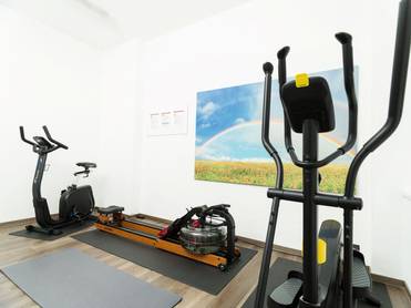 Bild vom Sportraum mit Geräten im Bildungshaus St. Bernhard