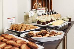 Bild vom Frühstücksbuffet mit Laugenstangen im Bildungshaus St. Bernhard